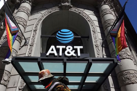 Verizon and AT&T shares set to snap losing streaks