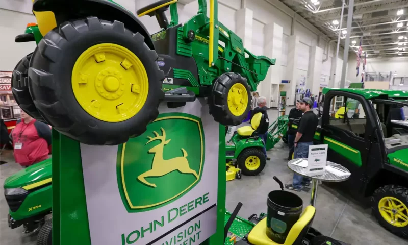 Deere & Company (NYSE:DE) Shares Sold by Royal Harbor Partners LLC
