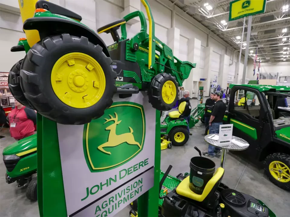 Deere & Company (NYSE:DE) Shares Sold by Royal Harbor Partners LLC