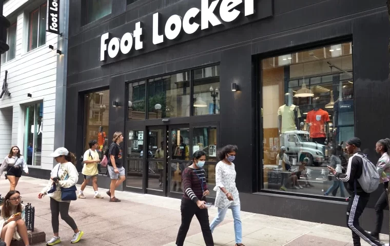 Foot Locker (NYSE:FL) Raised to Hold at Williams Trading
