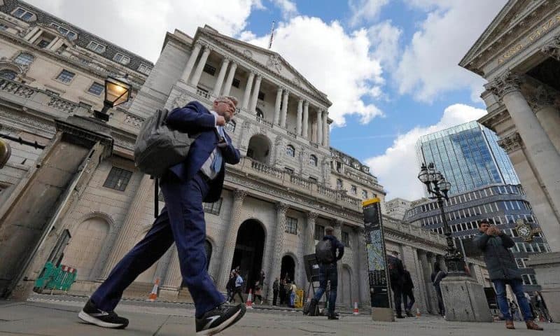 Bank of England Joins US Fed in Keeping Interest Rates Unchanged After Inflation Declines