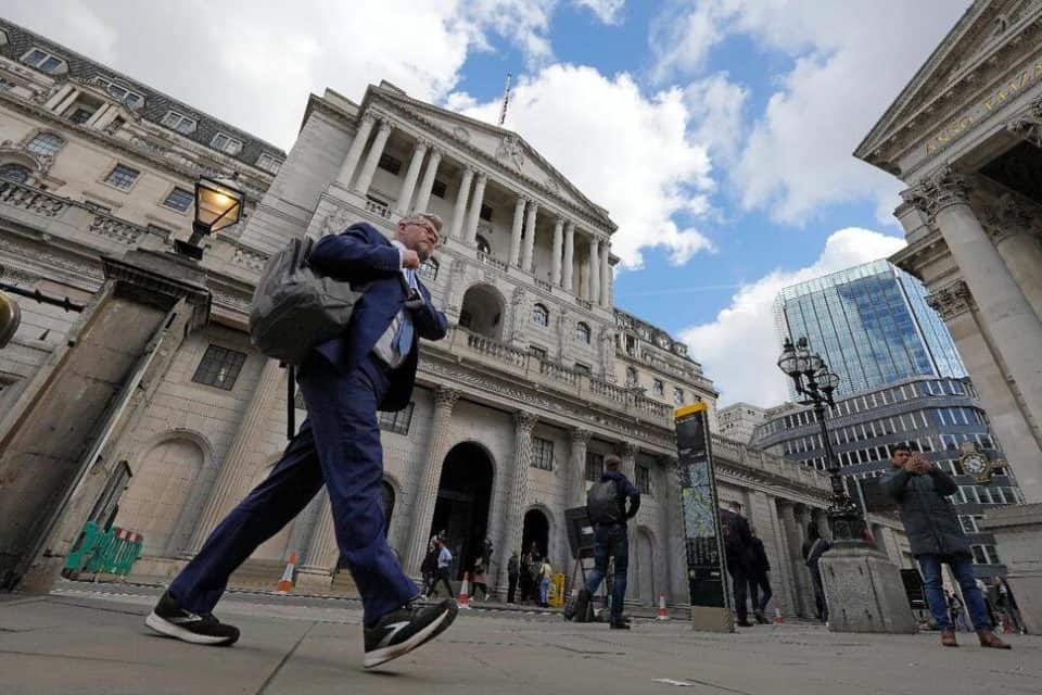 Bank of England Joins US Fed in Keeping Interest Rates Unchanged After Inflation Declines