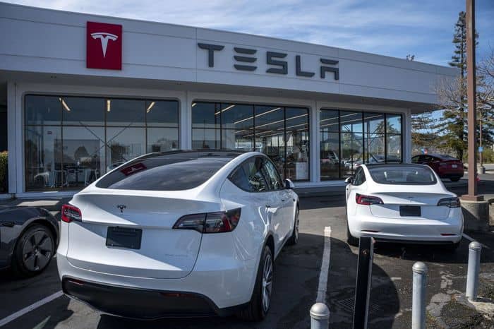 Tesla stock bounces, needs a further 2.8% rally to surpass the bull-market threshold