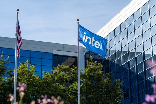 Intel’s stock is now a popular hedge-fund play, but further momentum may not be a slam dunk