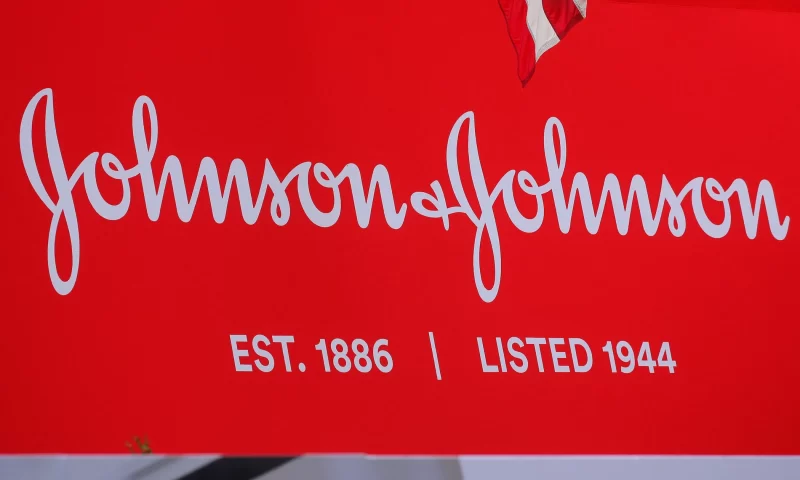 Johnson & Johnson (NYSE:JNJ) Stock Rating Reaffirmed by Cantor Fitzgerald