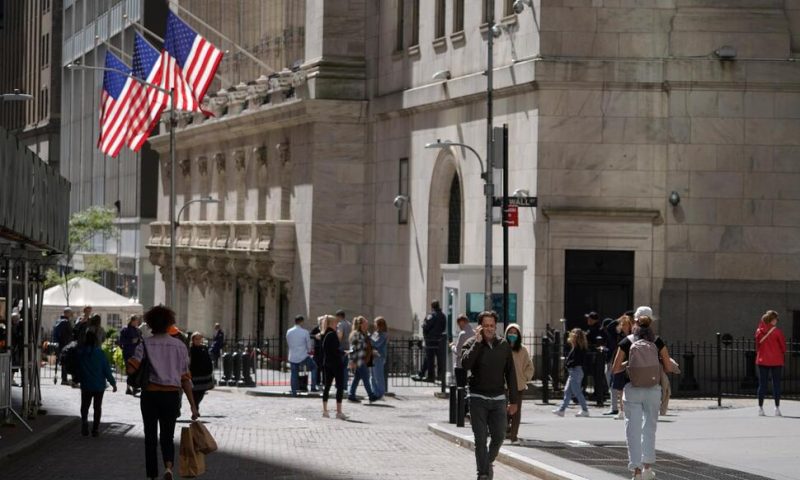 Wall Street Inches up to Extend Its Winning Streak to 8 Days as Oil Falls Again