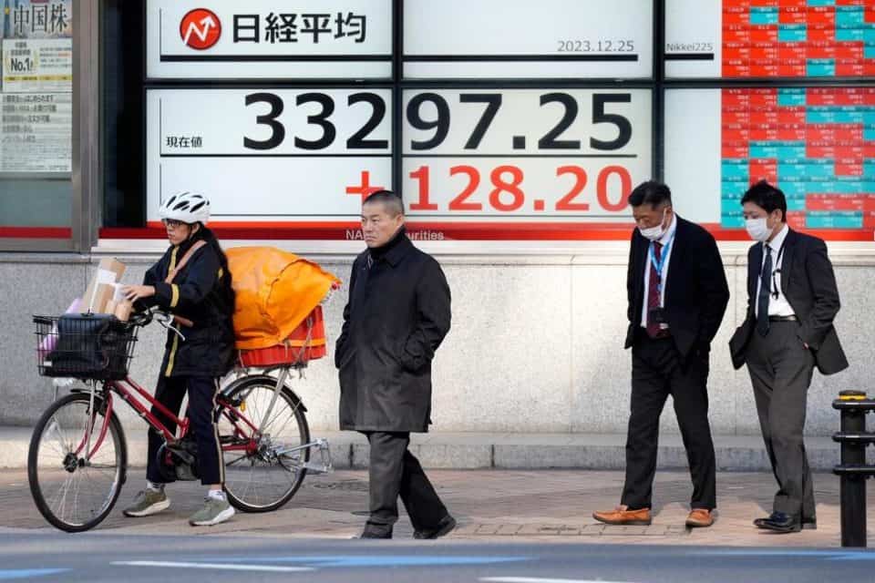 Asian Shares Gain in Quiet Holiday Trading After Wall St's 8th Winning Week