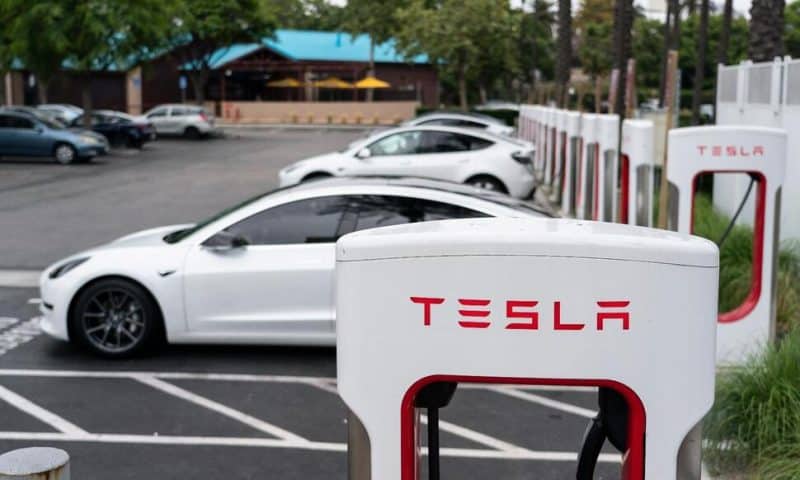 White House Backs Industry Effort to Standardize Tesla’s EV Charging Plugs