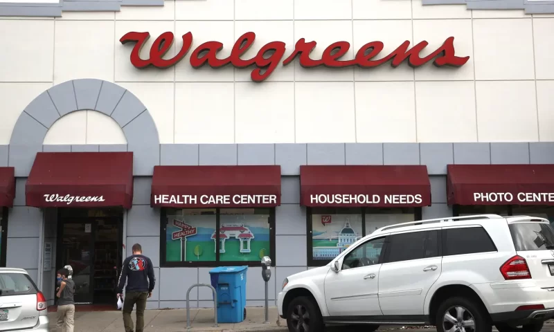 Walgreens Set to Swing to Profit Amid Higher Sales