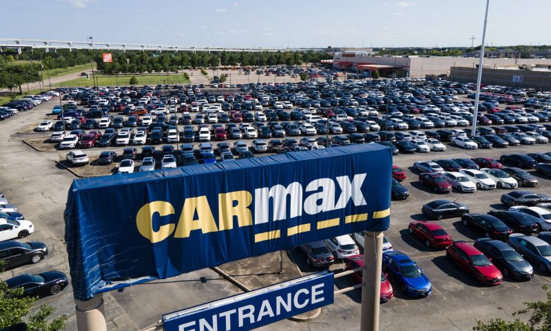 CarMax Inc. stock outperforms competitors despite losses on the day