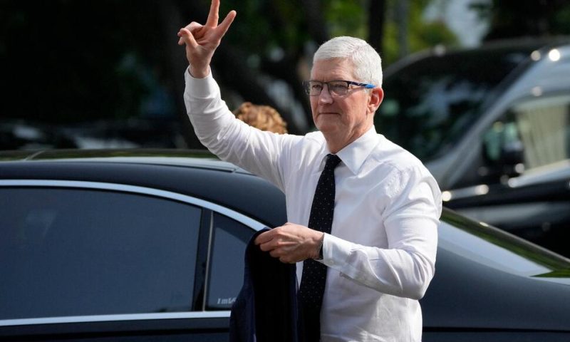 Apple CEO Says Company Will ‘Look At’ Manufacturing in Indonesia
