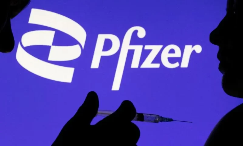 Pfizer (NYSE:PFE) Shares Down 0.2%