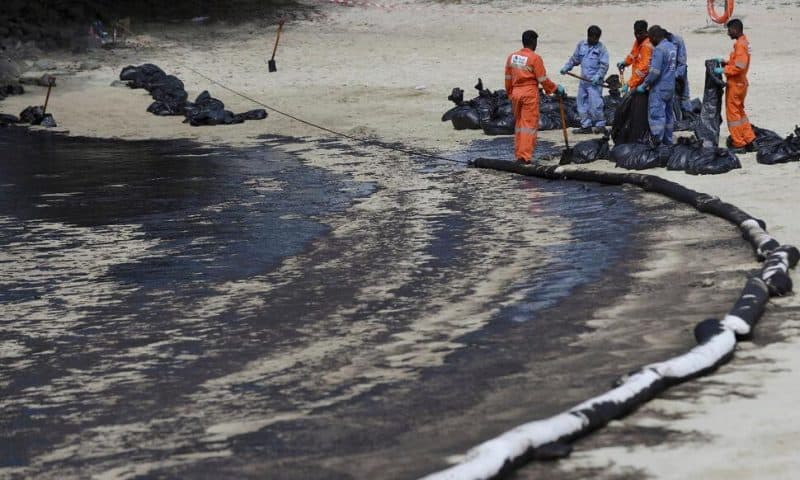 Singapore Rushes to Clean up Oil Slick After Boat Hits Stationary Fuel Supply Ship