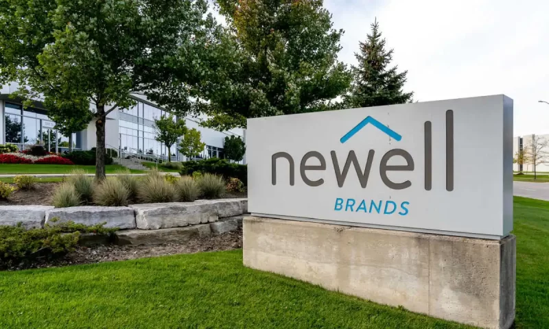 Newell Brands (NASDAQ:NWL) Trading Down 4%