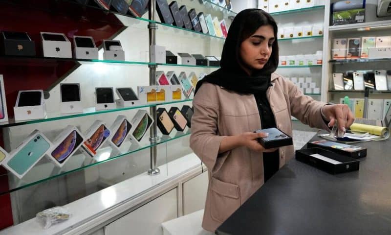 Iran Lifts Its Ban on Imports of New IPhone Models in Place Since Last Year