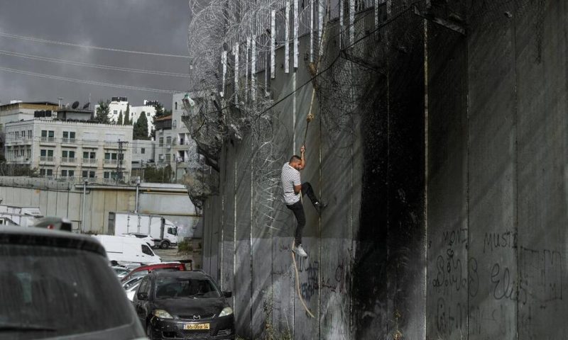 Palestinians in West Bank Risk Crossing Israel’s Separation Barrier to Flee Failing Economy