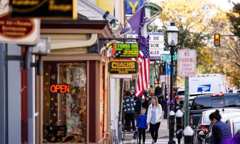 US Consumer Confidence Ticks Higher on Better Outlook for Hiring