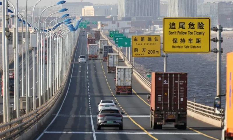 China’s imports tumble as demand skids, trade war heats up