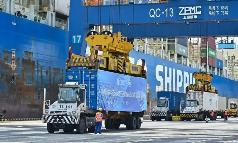 Tariffs prompt record plunge in US imports