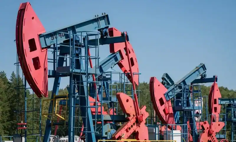 Oil prices little changed as Iraq outages clash with tariff worries