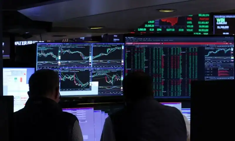 US futures inch lower after rally, Trump’s visa crackdown weighs