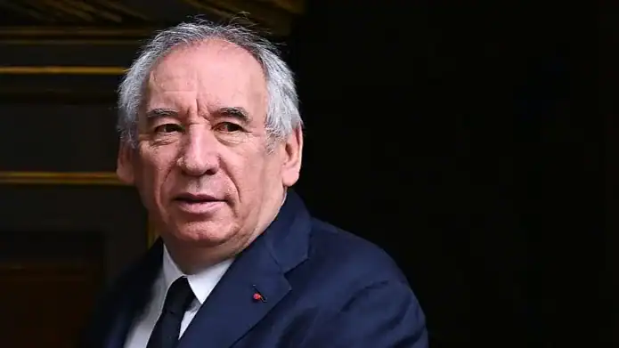 French Government on Verge of Collapse Over Budget