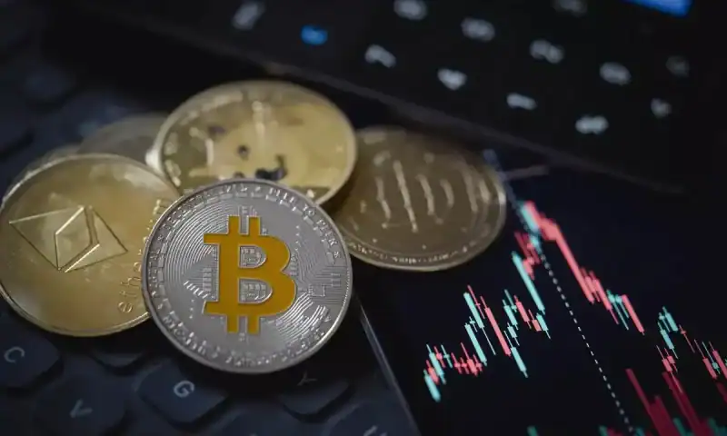 Cryptocurrencies Sink as $1.5 Billion in Bullish Bets Wiped Out