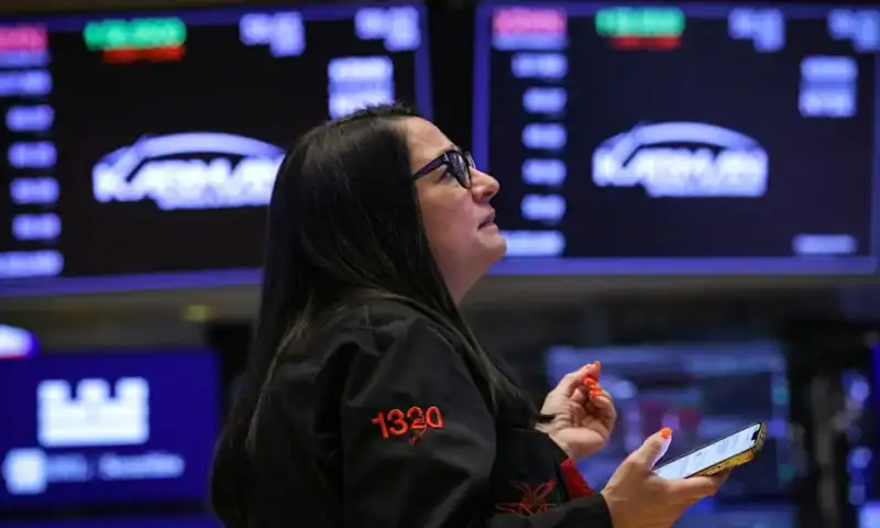 Tech Selloff Weighs on Nasdaq; Precious Metals Scale New Peaks