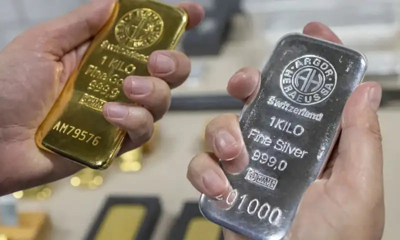 Gold, silver fall further as CME margin hike stokes selling