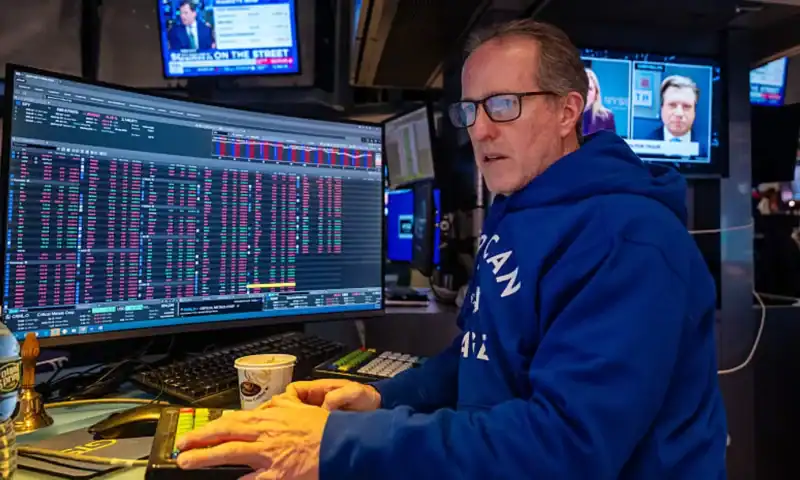 Treasury yields lower as markets brace for retail sales data