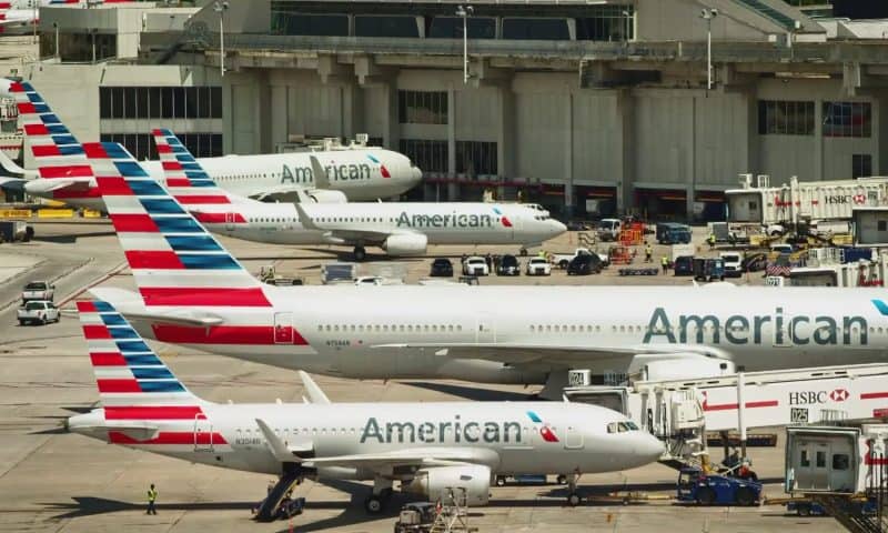 American Airlines unions call for ouster of CEO Robert Isom, flight attendants pass no-confidence vote