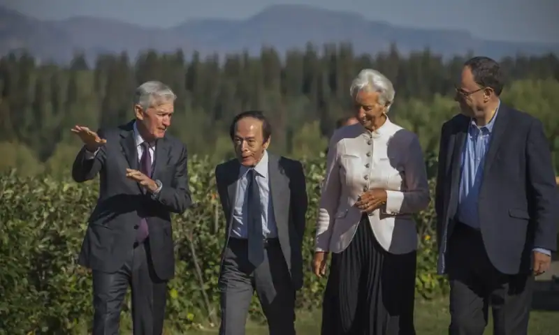 Fog of war clouds global rate cut outlook