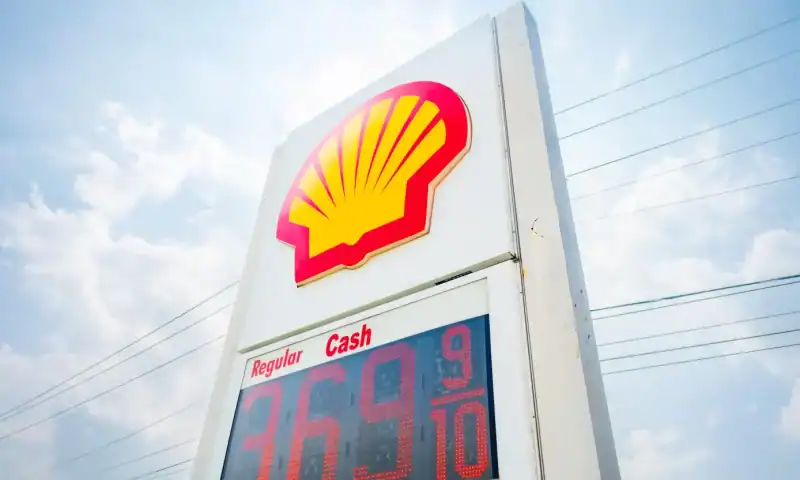 Shell tops profit estimates as Iran war boosts oil price, cuts share buybacks