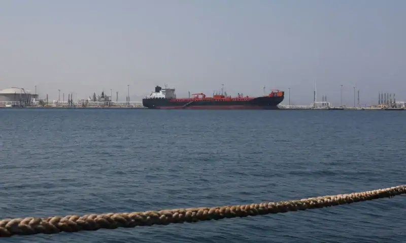 Oil prices fall below $100 as U.S.-Iran tensions keep traders focused on Strait of Hormuz risks