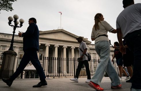 Bond Yields Near Two-Decade High Open Rift Among Investors
