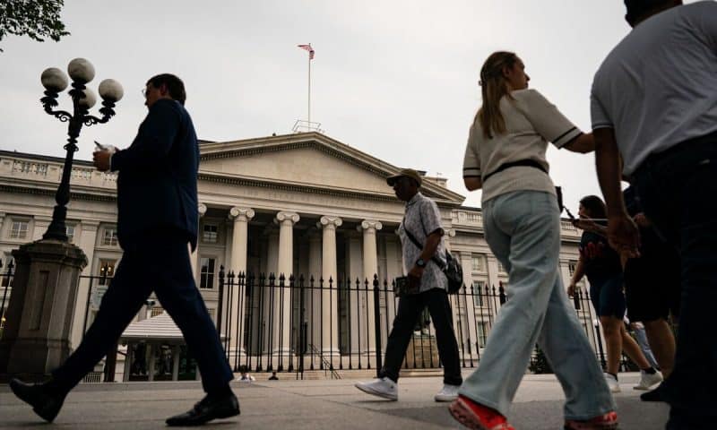 Bond Yields Near Two-Decade High Open Rift Among Investors