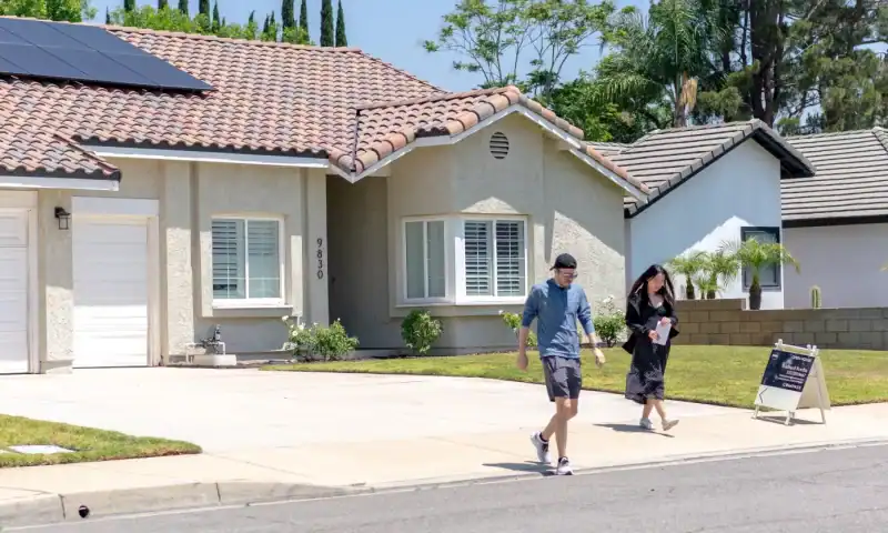 Mortgage rates are easing slightly, but homebuyers are retreating