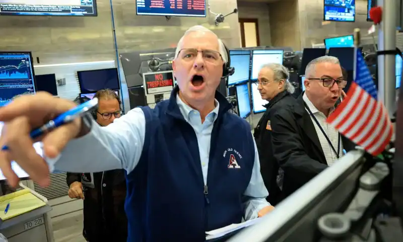 S&P 500 futures are little changed after tech sell-off drags down broad market index: Live updates
