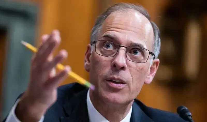 K-shaped economy is still ‘firmly intact,’ Moody’s economist says