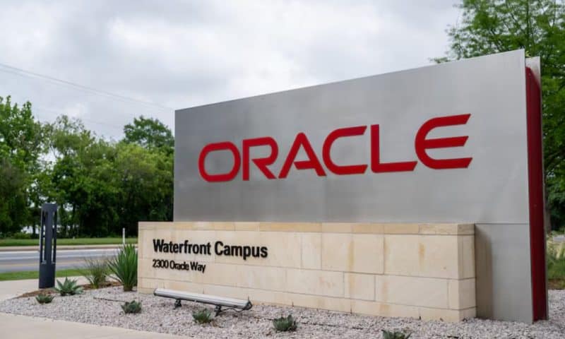 Oracle (NYSE:ORCL) Valuation Check After AI Readthrough From Snowflake And Dell Earnings